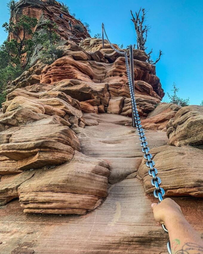 Đoạn dây xích là vật bảo hộ duy nhất trên ngọn núi này. Ảnh: @tristate_in_oh_ky_hiking_event