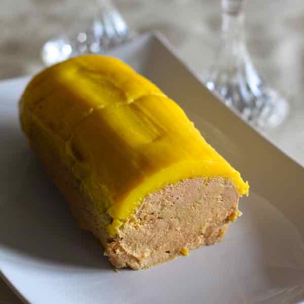 Foie Gras được hình thành sau quá trình vỗ béo một con vịt hoặc ngỗng. Theo Artisan Agricultural Alliance, một nhóm đại diện những người nông dân nuôi gan ngỗng cho biết quy trình này bắt nguồn từ thời cổ đại khi người Ai Cập đã cho những con ngỗng ăn nhiều hơn khi phát hiện ra rằng 'loài chim nước này sẽ có những lá gan to và béo sau khi ăn một lượng lớn để chuẩn bị cho việc di cư'
