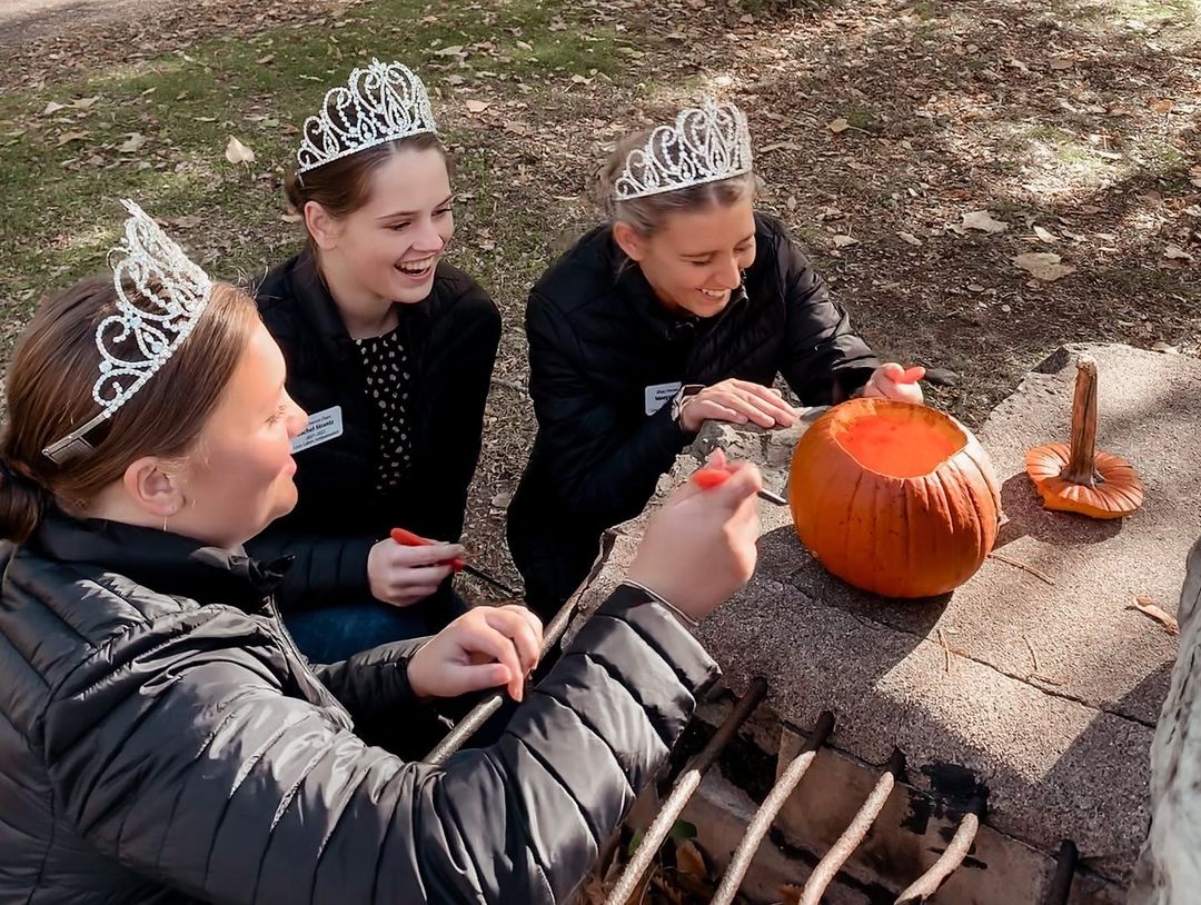 Vào mùa Halloween, thị trấn Anoka nhộn nhịp suốt hơn một tháng. Ảnh: @linolakesambassadors