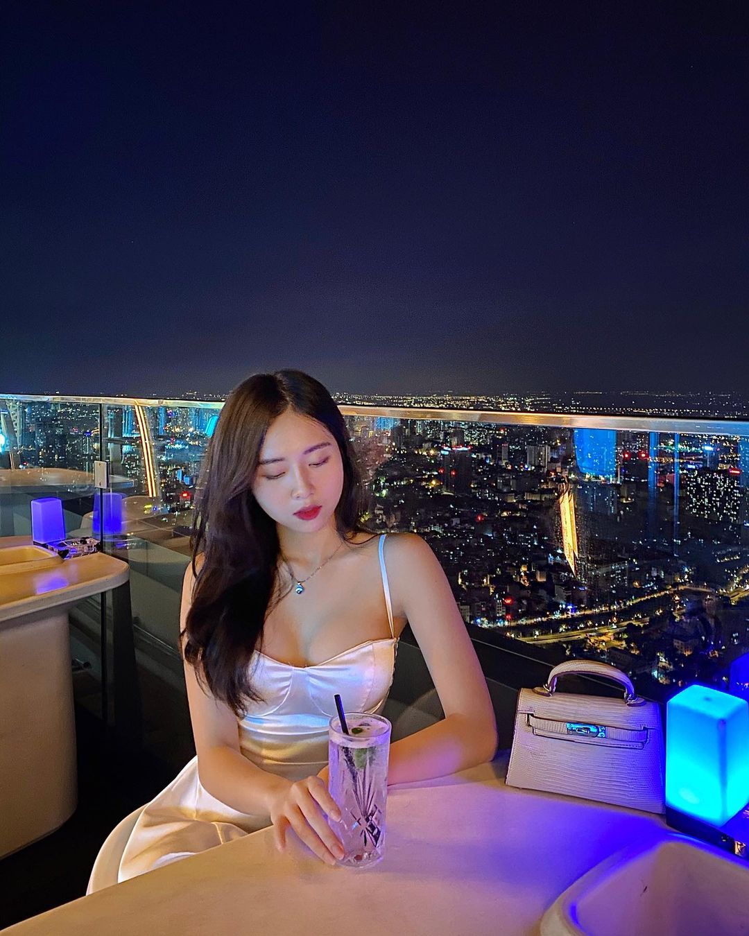 Cũng là nơi có view đẹp, song Top of Hanoi mang vẻ xa hoa hơn. Ảnh: @mh_hang