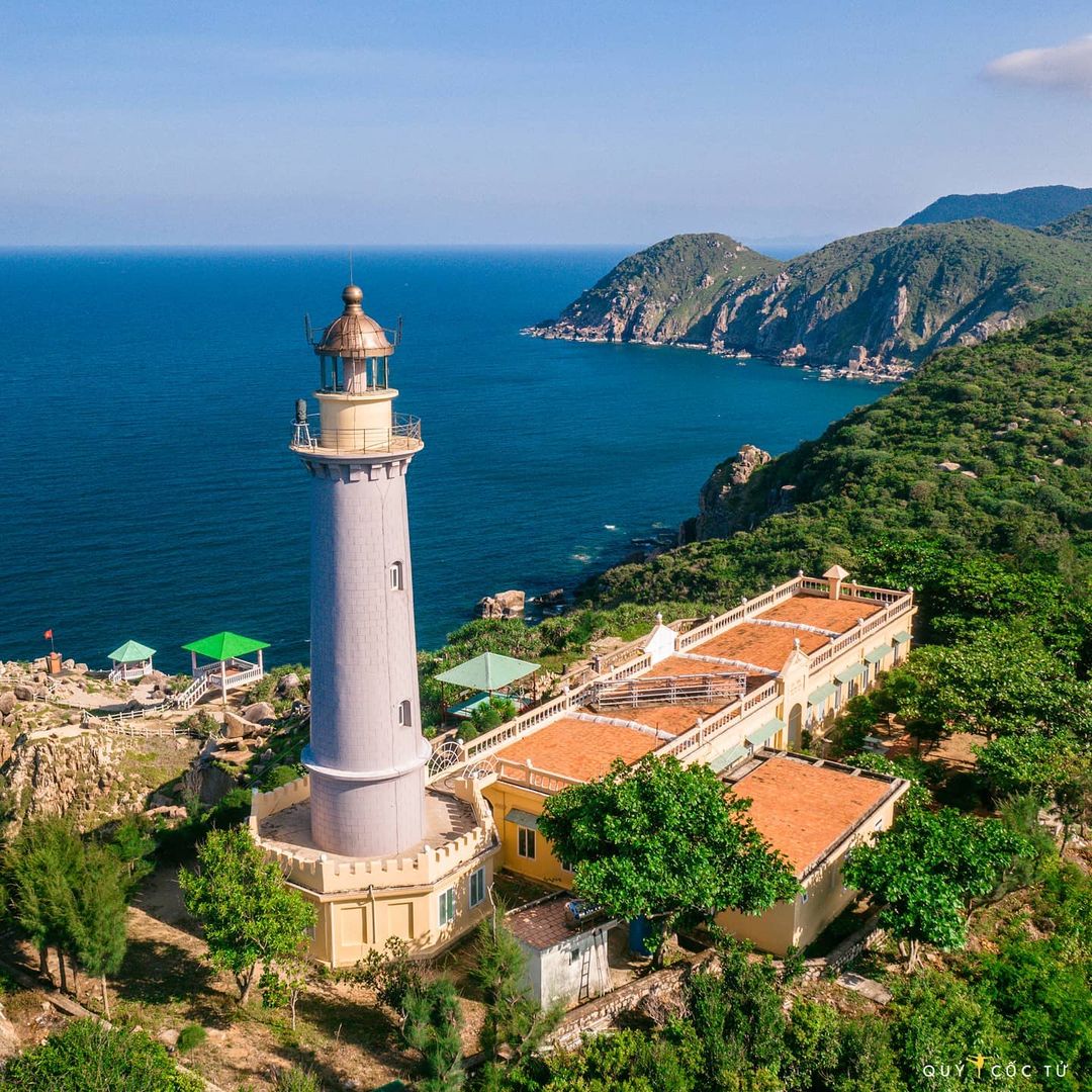 Hải đăng Đại Lãnh là điểm đón bình minh đầu tiên tại đất liền. Ảnh: Quỷ Cốc Tử