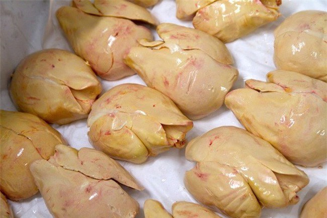 Sau đó ở Pháp vào cuối thế kỷ 16, đầu bếp người Pháp Jean-Joseph Clause được ghi nhận là người đã tạo ra món pâté de foie gras đầu tiên vào năm 1779. Ông đã được cấp bằng sáng chế cho món ăn này vào năm 1784
