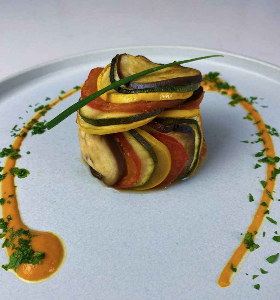 Có cách chế biến tương tự, lại làm từ rau củ rẻ tiền nên Ratatouille không được đánh giá cao về sự tinh xảo, phức tạp hay hương vị lắng đọng, khó quên