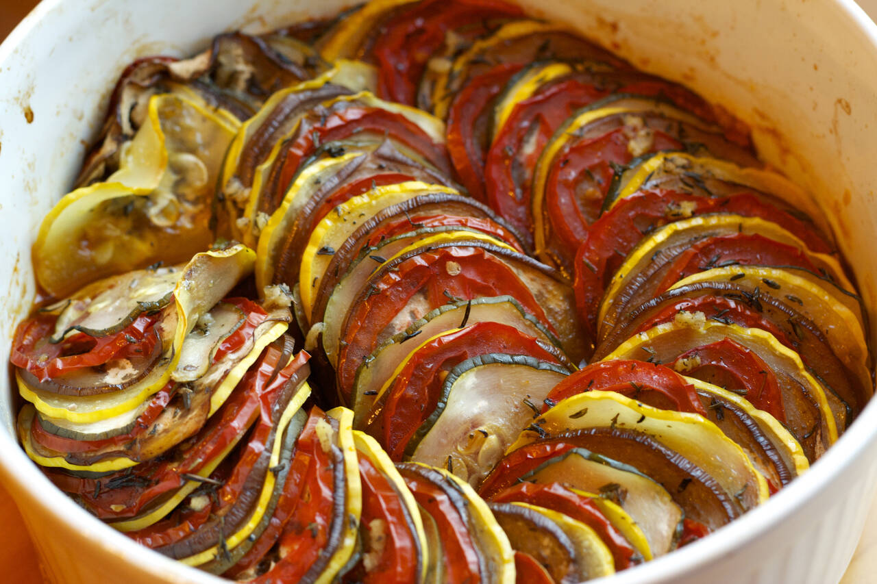 Ratatouille hiện phổ biến không chỉ ở các nhà hàng Pháp mà còn ở khu vực Địa Trung Hải. Tùy quốc gia, vùng miền mà họ có cách phối hợp, cách thái rau củ khác nhau nhưng tựu trung đều phải tôn trọng điều cơ bản nhất là rau củ phải tươi