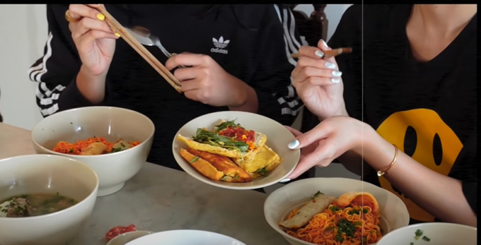 Món ăn vặt lạ gồm tàu hũ, rau răm, trứng cút và các loại khô