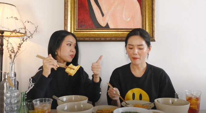 An Phương và Khánh Linh thử đậu hũ hấp rau răm
