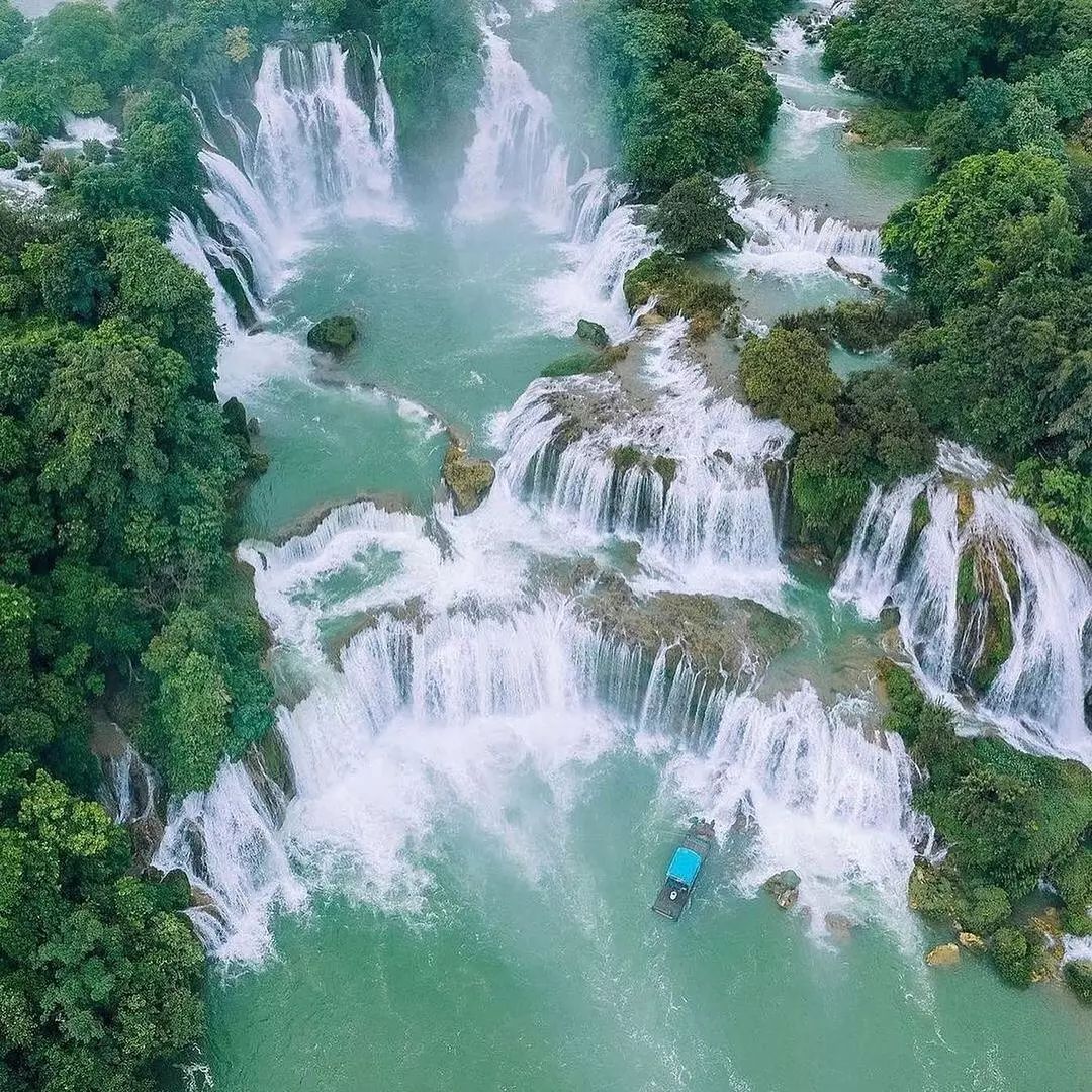 Thác Bản Giốc khi nhìn từ trên cao. Ảnh: @somewhere_on_motherearth