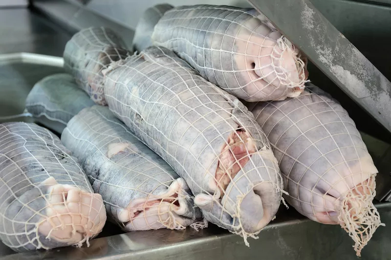 Được biết, đầu của con bê sẽ được luộc trong một thời gian dài cho đến khi thịt trở nên mềm và da trở nên sền sệt...