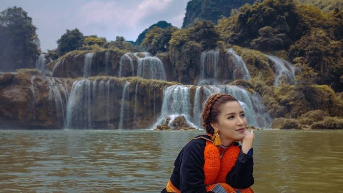 Ca sĩ Bích Phương đến thác Bản Giốc ghi hình cho MV ''Nói thương nhau thì đừng làm trái tim em đau'