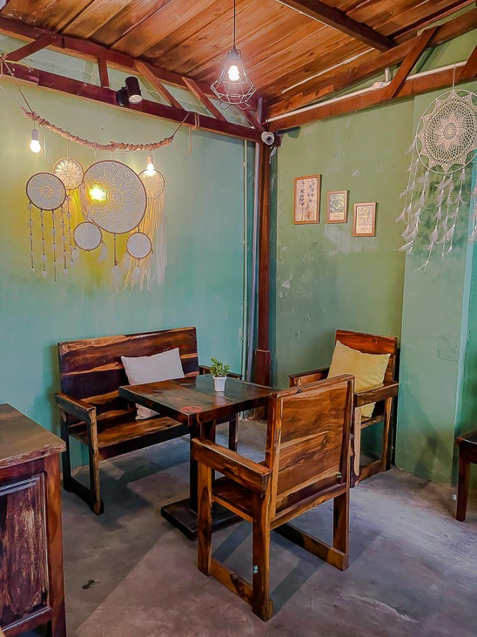 Không gian tại The Valley Bistro được lấy chủ yếu từ phong cách cổ điển