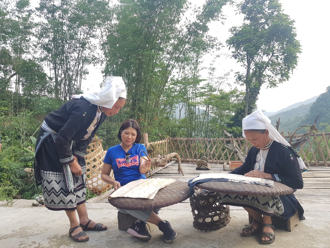 In hoa văn trên vải bằng sáp ong là một dịch vụ du lịch được nhiều du khách yêu thích khi tới xóm Hoài Khao, xã Quang Thành (Nguyên Bình, Cao Bằng)