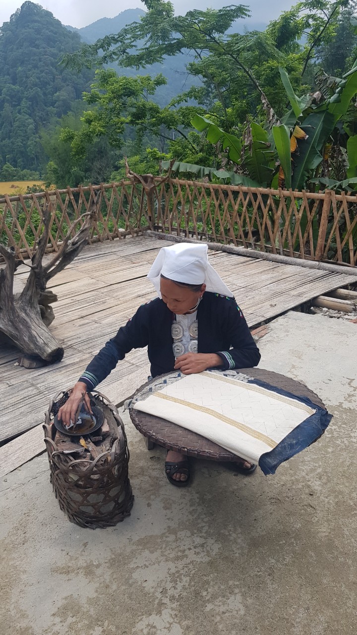 Sau khi sáp ong được nấu chảy đến độ vừa phải trong một chiếc đĩa sâu lòng, người phụ nữ Dao Tiền sẽ dùng khuôn làm từ phần cật của những thanh nứa, thanh giang nhúng vào rồi khéo léo in lên tấm vải