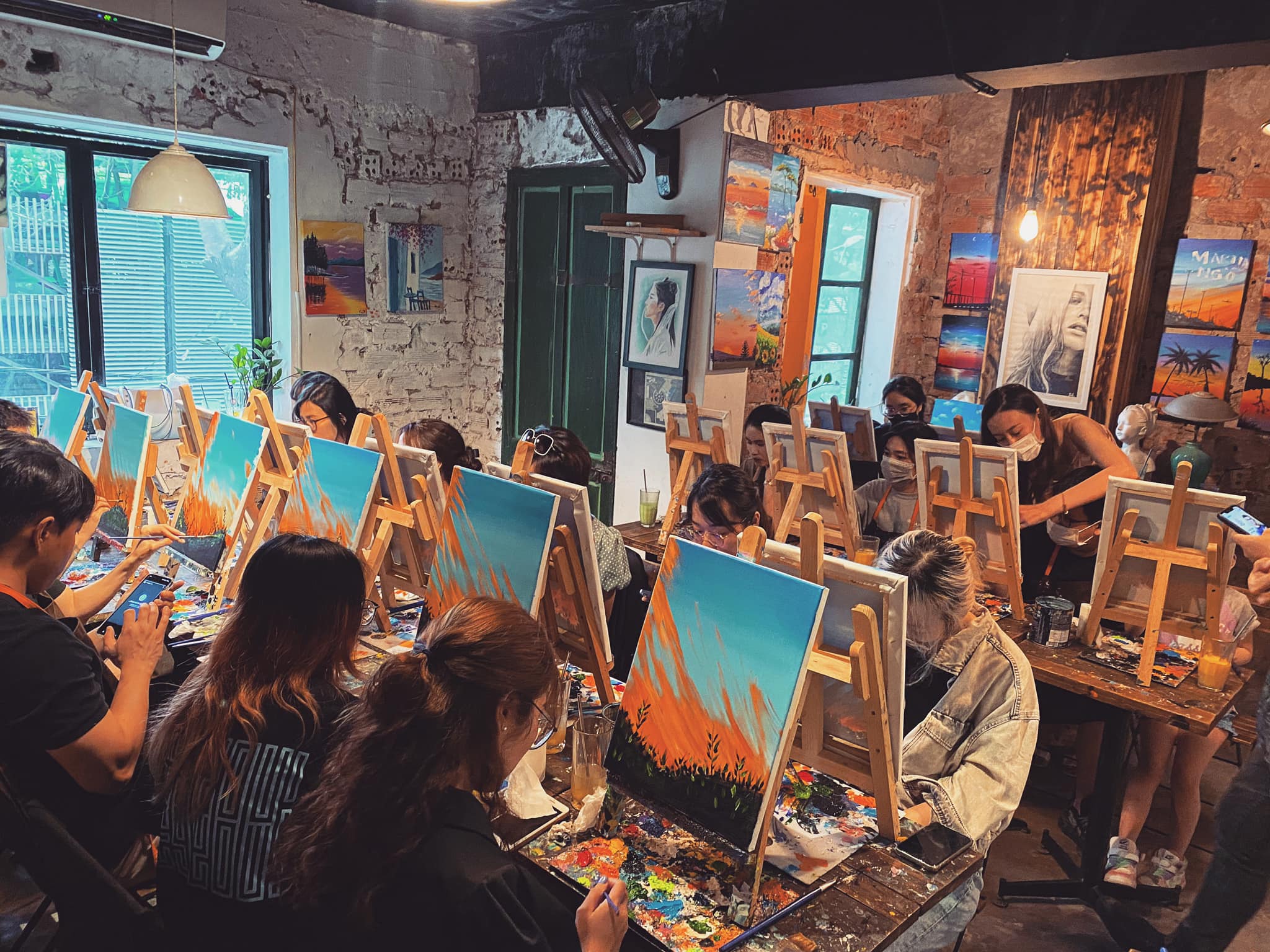 Một buổi vẽ tranh cuối tuần tại Couchsurfing Café
