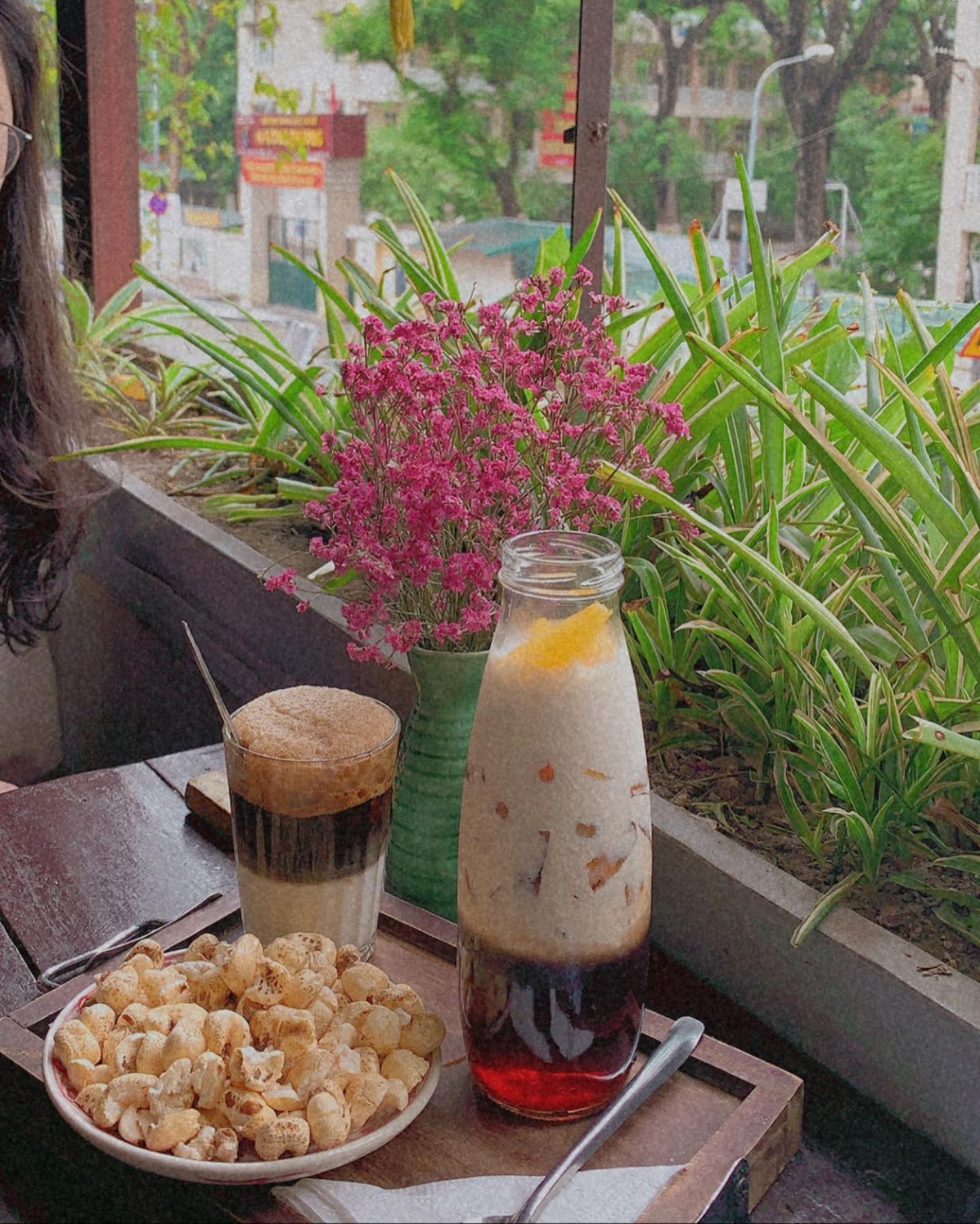 Món đồ uống được coi là best seller ở đây là phê cốt dừa, không quá ngọt nhưng vẫn ngậy béo. Ảnh: @ahidimuonnoi_