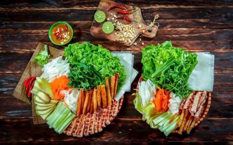 Đi kèm với nem nướng là rau sống, dưa chuột, bún và bánh tráng giòn cuộn trong bánh đa chấm nước mắm. Đối với một tín đồ ẩm thực chính hiệu, nem nướng đã trở thành một tôn chỉ mỗi khi ghé thăm Nha Trang