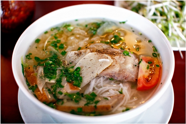 Bún chả cá ở đây rất đặc biệt, với sợi bún thanh mảnh, hơi dai; chả cá được làm từ cá thu+cá mối+cá cờ tươi rói, giòn dai và nước dùng trong vắt được ninh từ xương, đầu cá tươi và xương heo