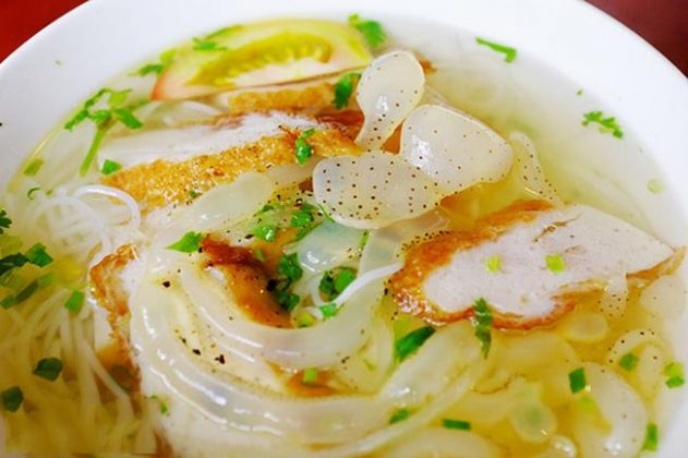 Một bát bún sứa ở đây dao động từ 20 – 30 nghìn và ngoài bún sứa các bạn có thể thưởng thức bún cá dầm hoặc bún bò cũng đều ngon cả