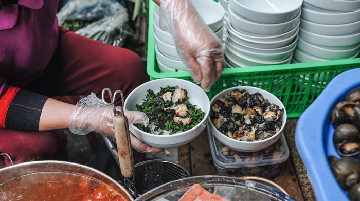 Sớm tinh sương thưởng thức tô bún ốc Hà Nội
