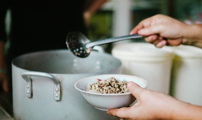 Một thứ quà chiều đông đặc trưng của Hà nội mang tên bánh đúc nóng