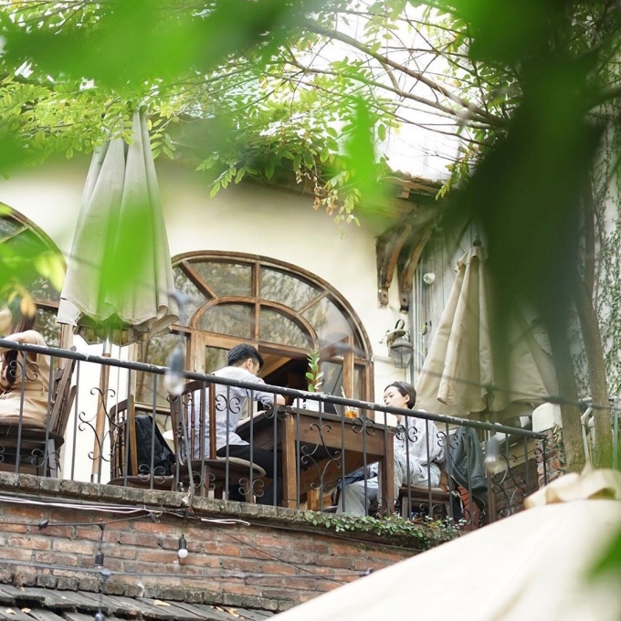Dù xuất hiện cách đây không lâu, nhưng Xofa Café & Bistro đã trở thành một trong những quán cà phê mở 24/7 ở Hà Nội có độ phủ sóng rộng khắp