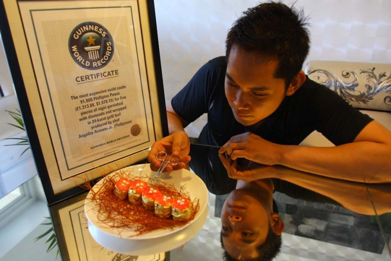 Đầu bếp Angelito Araneta Jr. đã nhận được Kỷ lục Guiness với món sushi sang chảnh của mình (Ảnh: ABS-CBN News)