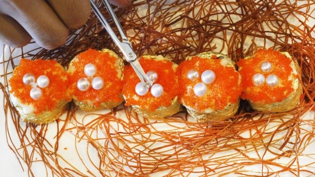 Mỗi cuộn sushi được trang trí với ngọc trai và kim cương ăn được (Ảnh: Google)
