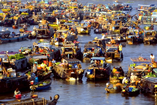 Chợ tập trung buôn bán rất sầm uất