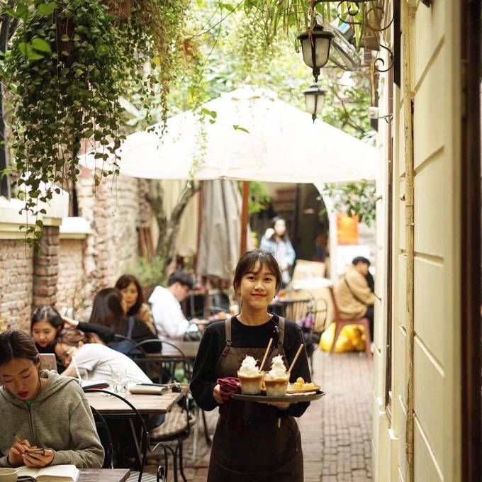 Quán phục vụ rất nhiều đồ ăn từ đồ tráng miệng cho đến đồ ăn chính, chủ yếu là các món châu Âu, đồ ăn - đồ uống ở mức trung bình. Ảnh: Xofa Café & Bistro