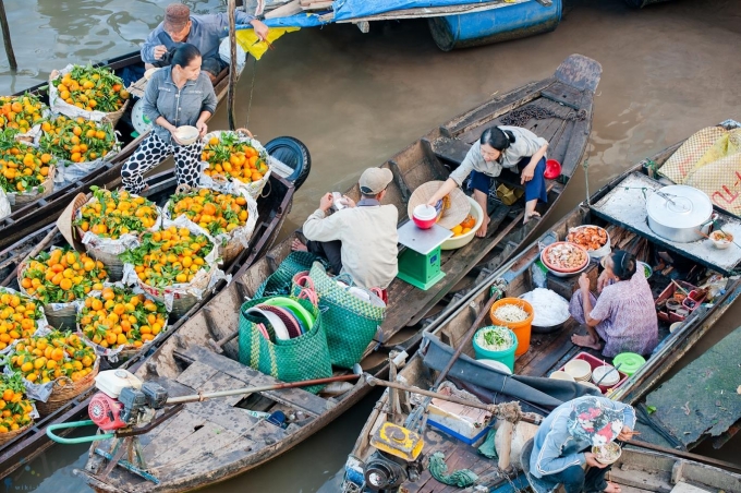 Sỉ lẻ trái cây nằm ở đây, nó còn như một cái chợ đầu mối