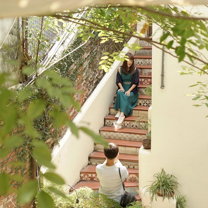 Điểm nhấn của quán là những bậc cầu thang được lát đá gạch hoa mang phong cách xưa cũ nhiều màu sắc. Ảnh: Xofa Café & Bistro