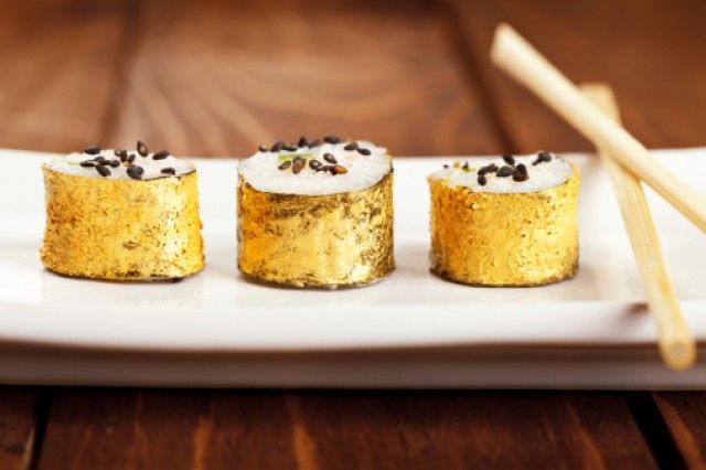 Thay vì được bọc bằng lá rong biển thông thường, thì sushi tại đây được bọc bằng vàng (Ảnh: Pinterest)