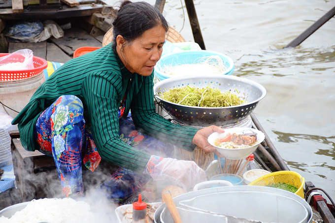 Cô bán bún riêu điêu luyện nhiều năm trong nghề