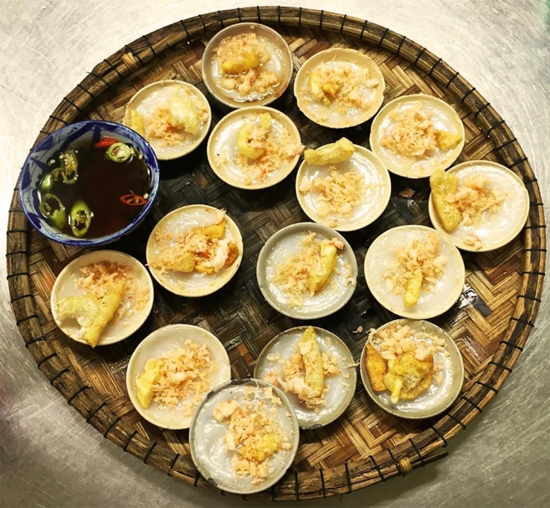 Thưởng thức bánh bèo tại quán Huế Xưa vừa cay vừa ngọt rất kích thích khẩu vị