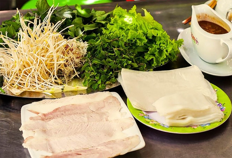 Thưởng thức món bánh tráng cuốn thịt heo mà không ghé qua quán Mậu quả thật là đáng tiếc