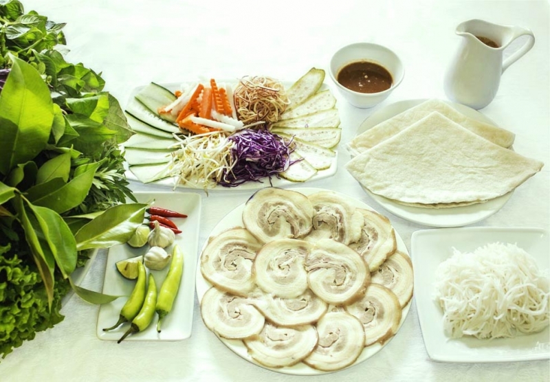 Bánh tráng thịt heo ở đây sẽ được dùng kèm với bánh tráng phơi sương Trảng Bàng dai dai, mằn mặn rất hấp dẫn