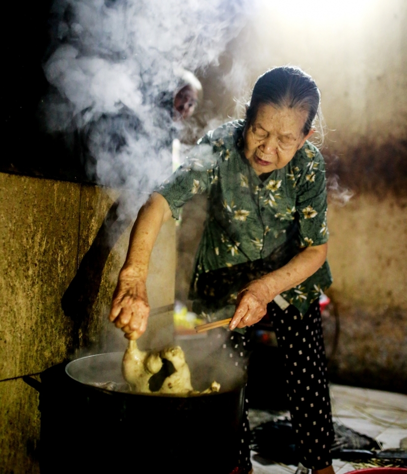 Mệ thường luộc một con vịt cùng với các loại xương và thịt để tạo vị ngọt, đậm đà cho nước dùng