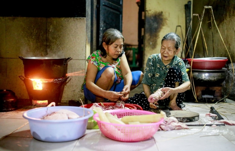 Mệ Kéo và con gái chuẩn bị các công đoạn