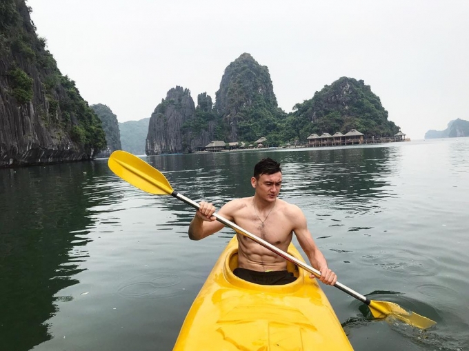 Chèo kayak view đẹp tại Vịnh Lan Hạ