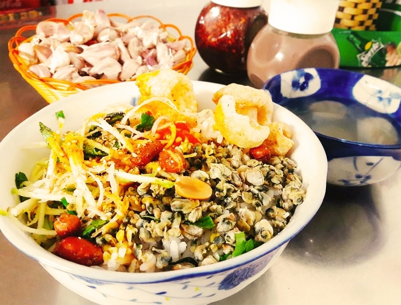 Con hến nhỏ, chén cơm trộn lên cay cay dễ ăn