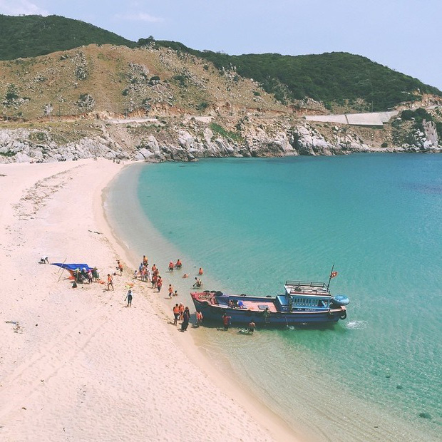 Bình Tiên còn khá hoang sơ, vì vậy dịch vụ ở đây còn nhiều hạn chế