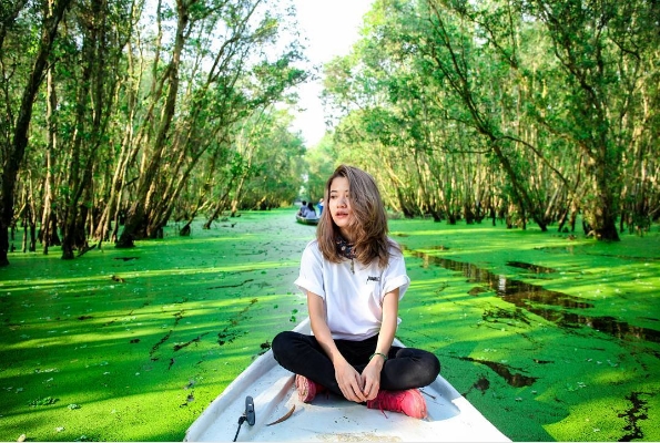 Ngồi trên thuyền bạn sẽ được trải dài bên những cánh rừng bạt ngàn và xanh ngát. Nếu bạn đi đến đây vào mùa nước nổi, bạn sẽ thấy được Làng nổi Tân Lập như một chiếc bè xanh to lớn nổi lênh đênh, tất cả như tạo nên một bức tranh thiên nhiên hòa mình vào một màu xanh vô cùng sinh động