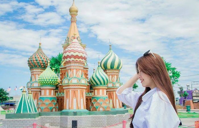 Khu vui chơi giải trí tại Long An này đã thu hút được lượng khách trẻ bởi các mô hình thu nhỏ - là biểu tượng các nước trên thế giới. Đây là mô hình thu nhỏ của nhà thờ thánh Basil – Nga