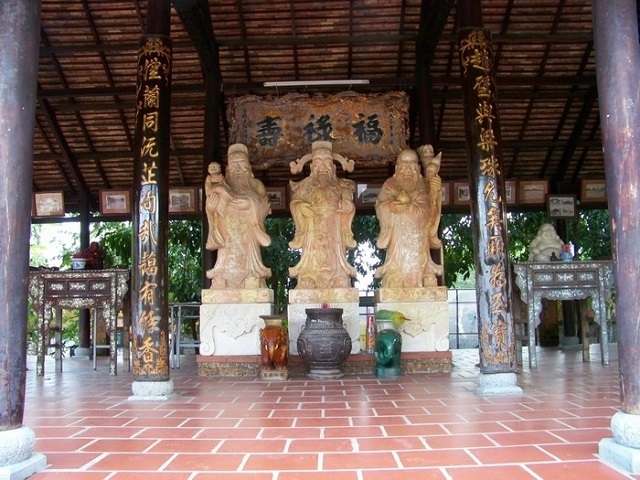 Đến Làng cổ Phúc Lộc Thọ, bạn đừng quên ghé thăm tượng đài của ba ông Phúc – Lộc – Thọ được thiết kế rất cổ kính và trang nghiêm
