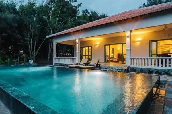 Hồ bơi ngoài trời của resort