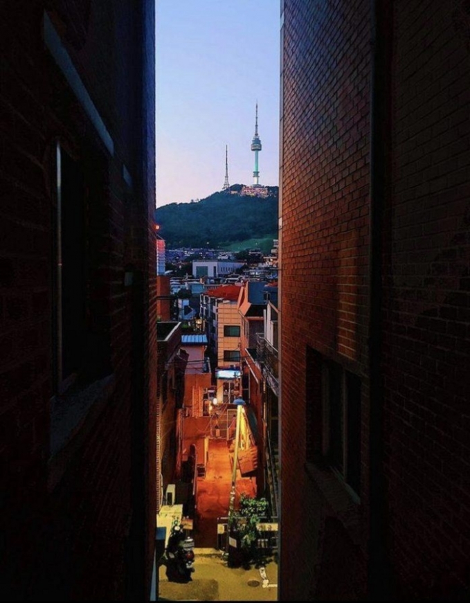 Một góc hẻm nhỏ hướng ra Seoul Tower Ảnh: luhanhvietnam