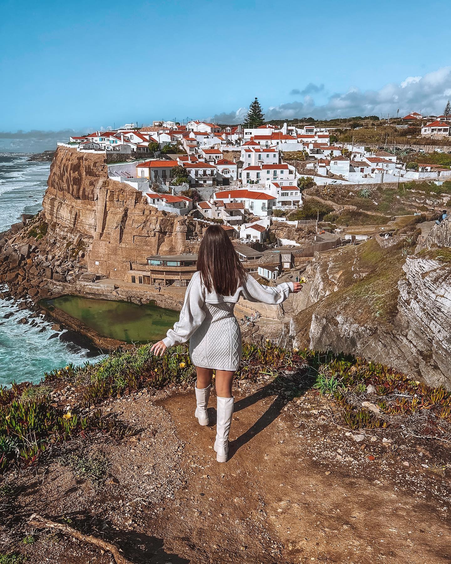 Thị trấn nằm trên vách núi Azenhas do Mar ở Bồ Đào Nha Ảnh: @leonormoraisgodinho