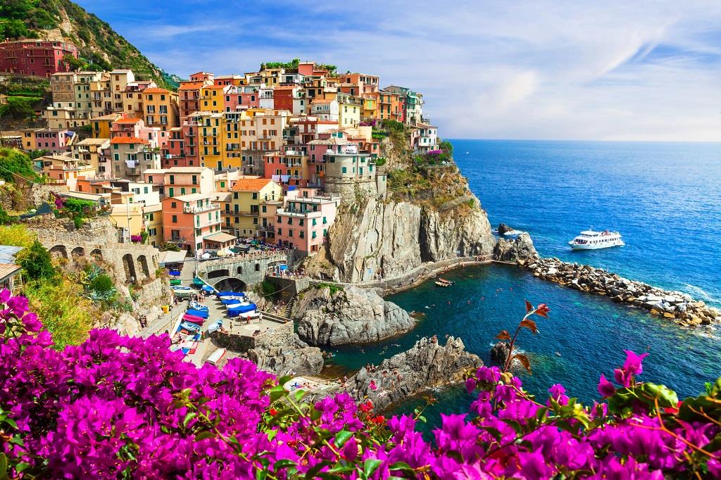 Thị trấn nằm trên vách núi Manarola ở nước Ý Ảnh: @dronestagr.am