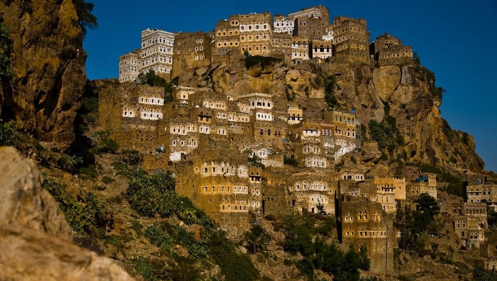 Thị trấn nằm trên vách núi Al Hajara ở Yemen Ảnh:dronestagr.am