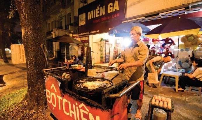 Chủ quán là hai vợ chồng già ngoài 60 tuổi, đã gắn bó với xe bột chiên này gần 30 năm nay
