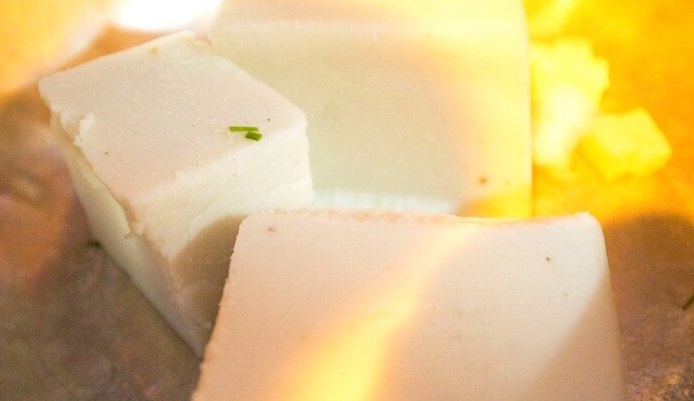 Miếng bột chiên luôn được cắt nhỏ vuông vứt vừa miệng